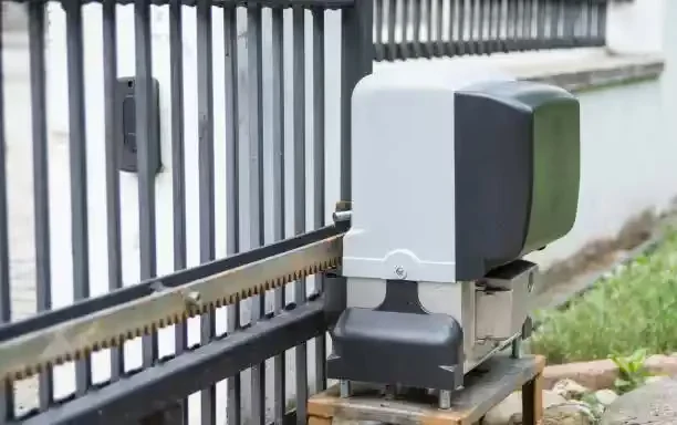 Motor y cremallera de un portón corredizo