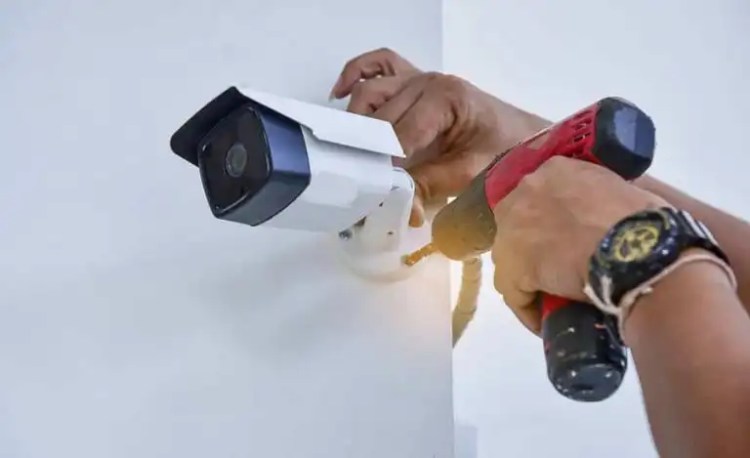 Instalación de una cámara de seguridad en una pared
